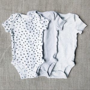 Carter’s neutral baby onesie bundle